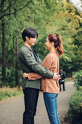 포토 JPG 주간 커플 여자 남자 커플라이프 데이트 포옹 서기 웃음 상반신 20대 성인 야외 옆모습 아웃포커스 세명 마주보기 한국인 성인만 국내포토 자연요소 라이프스타일 뷰포인트 관계 안기 모션 촬영기법 표정 사람 동양인 청년 파일형식