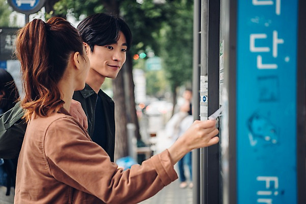 포토 JPG 주간 커플 여자 남자 커플라이프 데이트 서기 웃음 여러명 상반신 20대 성인 야외 옆모습 아웃포커스 한국인 버스정류장 성인만 국내포토 자연요소 라이프스타일 뷰포인트 다수 관계 모션 촬영기법 표정 사람 동양인 청년 역 파일형식 교통시설 인종 생활 교통 시설