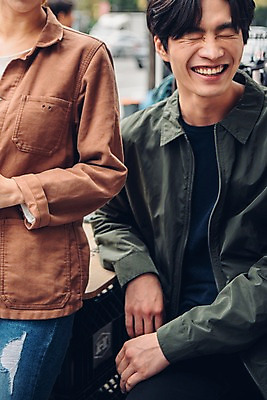 포토 JPG 주간 커플 여자 남자 커플라이프 데이트 웃음 앉기 상반신 20대 성인 야외 두명 앞모습 아웃포커스 한국인 성인만 국내포토 자연요소 라이프스타일 뷰포인트 관계 모션 촬영기법 표정 사람 동양인 청년 파일형식