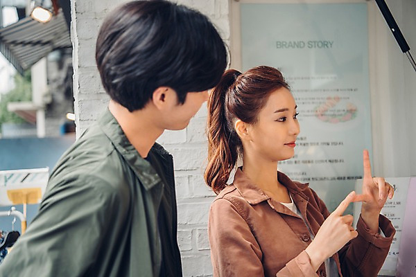 포토 JPG 주간 커플 여자 남자 커플라이프 데이트 서기 상반신 20대 성인 야외 두명 옆모습 아웃포커스 한국인 성인만 국내포토 자연요소 라이프스타일 뷰포인트 관계 모션 촬영기법 사람 동양인 청년 파일형식