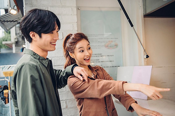 포토 JPG 주간 커플 여자 남자 커플라이프 데이트 서기 웃음 상반신 20대 성인 야외 두명 옆모습 한국인 가리킴 성인만 국내포토 자연요소 라이프스타일 뷰포인트 관계 모션 표정 사람 동양인 손짓 청년 파일형식 인종 생활