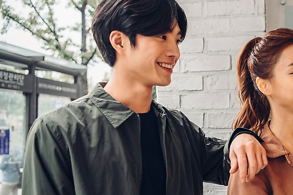 포토 JPG 주간 커플 여자 남자 커플라이프 데이트 서기 웃음 상반신 20대 성인 야외 두명 앞모습 한국인 성인만 국내포토 자연요소 라이프스타일 뷰포인트 관계 모션 표정 사람 동양인 청년 파일형식