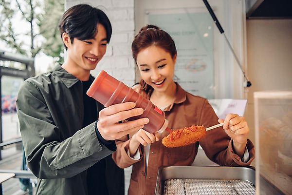 포토 JPG 주간 커플 여자 남자 음식 커플라이프 데이트 서기 웃음 상반신 20대 성인 야외 두명 앞모습 아웃포커스 한국인 케첩 핫도그 성인만 국내포토 자연요소 라이프스타일 뷰포인트 관계 모션 패스트푸드 촬영기법 표정 사람 동양인 청년 소스 파일형식