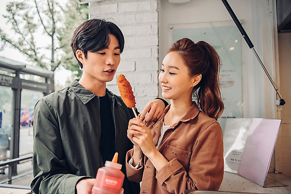 포토 JPG 주간 커플 여자 남자 음식 커플라이프 데이트 서기 웃음 상반신 20대 성인 야외 두명 앞모습 한국인 먹여주기 핫도그 성인만 국내포토 자연요소 라이프스타일 뷰포인트 관계 모션 패스트푸드 표정 사람 동양인 청년 먹기 파일형식