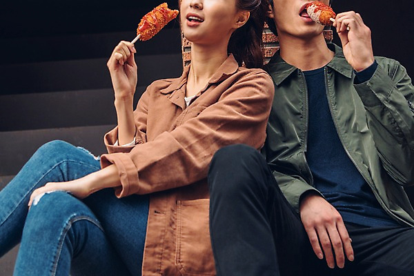 포토 JPG 주간 커플 여자 남자 음식 커플라이프 데이트 앉기 상반신 20대 성인 야외 두명 앞모습 한국인 먹기 핫도그 성인만 국내포토 자연요소 라이프스타일 뷰포인트 관계 모션 패스트푸드 사람 동양인 청년 파일형식