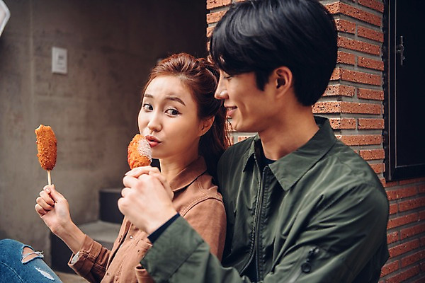 포토 JPG 주간 커플 여자 남자 음식 커플라이프 데이트 웃음 앉기 상반신 20대 성인 야외 두명 옆모습 한국인 핫도그 성인만 국내포토 자연요소 라이프스타일 뷰포인트 관계 모션 패스트푸드 표정 사람 동양인 청년 파일형식 인종 생활 인스턴트