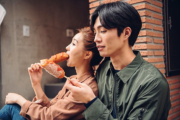 포토 JPG 주간 커플 여자 남자 음식 커플라이프 데이트 앉기 상반신 20대 성인 야외 두명 옆모습 아웃포커스 한국인 핫도그 성인만 국내포토 자연요소 라이프스타일 뷰포인트 관계 모션 패스트푸드 촬영기법 사람 동양인 청년 파일형식 인종 생활 인스턴트