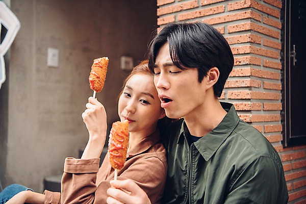 포토 JPG 주간 커플 여자 남자 음식 커플라이프 데이트 웃음 앉기 상반신 20대 성인 야외 두명 옆모습 한국인 핫도그 성인만 국내포토 자연요소 라이프스타일 뷰포인트 관계 모션 패스트푸드 표정 사람 동양인 청년 파일형식