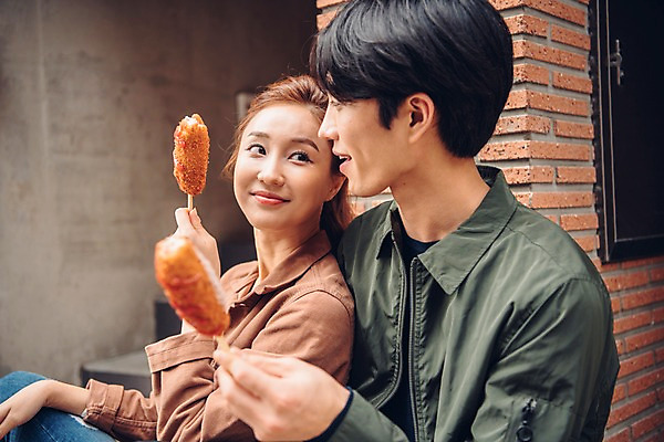 포토 JPG 주간 커플 여자 남자 음식 커플라이프 데이트 웃음 앉기 상반신 20대 성인 야외 두명 옆모습 한국인 핫도그 성인만 국내포토 자연요소 라이프스타일 뷰포인트 관계 모션 패스트푸드 표정 사람 동양인 청년 파일형식