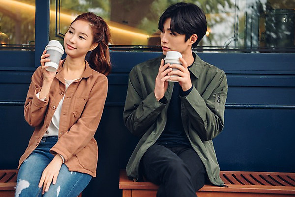 포토 JPG 주간 커플 여자 남자 커피 커플라이프 데이트 들기 앉기 상반신 20대 성인 야외 두명 앞모습 한국인 테이크아웃컵 성인만 국내포토 자연요소 라이프스타일 음료 뷰포인트 관계 모션 사람 동양인 청년 컵 파일형식 식기 인종 생활