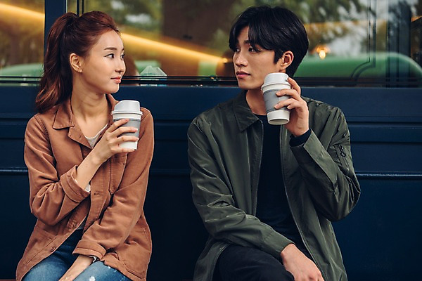 포토 JPG 주간 커플 여자 남자 커피 커플라이프 데이트 들기 앉기 상반신 20대 성인 야외 두명 앞모습 마주보기 한국인 테이크아웃컵 성인만 국내포토 자연요소 라이프스타일 음료 뷰포인트 관계 모션 사람 동양인 청년 컵 파일형식 식기 인종 생활