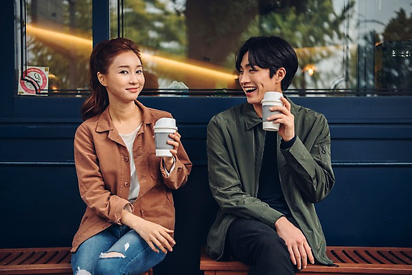 포토 JPG 주간 커플 여자 남자 커피 커플라이프 데이트 웃음 들기 앉기 상반신 20대 성인 야외 두명 앞모습 한국인 테이크아웃컵 성인만 국내포토 자연요소 라이프스타일 음료 뷰포인트 관계 모션 표정 사람 동양인 청년 컵 파일형식 식기 인종 생활