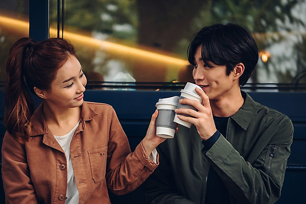 포토 JPG 주간 커플 여자 남자 커피 커플라이프 데이트 웃음 들기 앉기 상반신 20대 성인 야외 두명 앞모습 한국인 테이크아웃컵 성인만 국내포토 자연요소 라이프스타일 음료 뷰포인트 관계 모션 표정 사람 동양인 청년 컵 파일형식