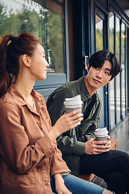 포토 JPG 주간 커플 여자 남자 커피 커플라이프 데이트 들기 앉기 상반신 20대 성인 야외 두명 옆모습 아웃포커스 한국인 테이크아웃컵 성인만 국내포토 자연요소 라이프스타일 음료 뷰포인트 관계 모션 촬영기법 사람 동양인 청년 컵 파일형식 식기 인종 생활