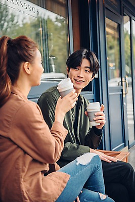 포토 JPG 주간 커플 여자 남자 커피 커플라이프 데이트 웃음 들기 앉기 상반신 20대 성인 야외 두명 옆모습 아웃포커스 한국인 테이크아웃컵 성인만 국내포토 자연요소 라이프스타일 음료 뷰포인트 관계 모션 촬영기법 표정 사람 동양인 청년 컵 파일형식