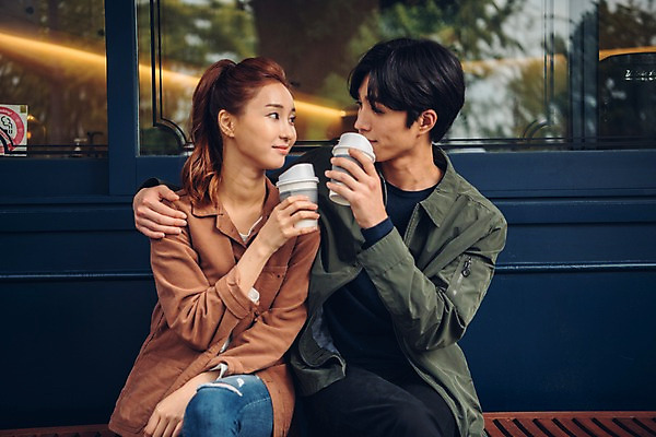 포토 JPG 주간 커플 여자 남자 커피 커플라이프 데이트 들기 앉기 상반신 20대 성인 야외 두명 앞모습 마주보기 한국인 테이크아웃컵 성인만 국내포토 자연요소 라이프스타일 음료 뷰포인트 관계 모션 사람 동양인 청년 컵 파일형식 식기 인종 생활