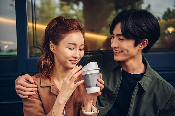 포토 JPG 주간 커플 여자 남자 커피 커플라이프 데이트 웃음 들기 앉기 상반신 20대 성인 야외 두명 앞모습 한국인 테이크아웃컵 성인만 국내포토 자연요소 라이프스타일 음료 뷰포인트 관계 모션 표정 사람 동양인 청년 컵 파일형식 식기 인종 생활