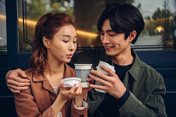 포토 JPG 주간 커플 여자 남자 커피 커플라이프 데이트 웃음 들기 앉기 상반신 20대 성인 야외 두명 앞모습 한국인 테이크아웃컵 성인만 국내포토 자연요소 라이프스타일 음료 뷰포인트 관계 모션 표정 사람 동양인 청년 컵 파일형식 식기 인종 생활