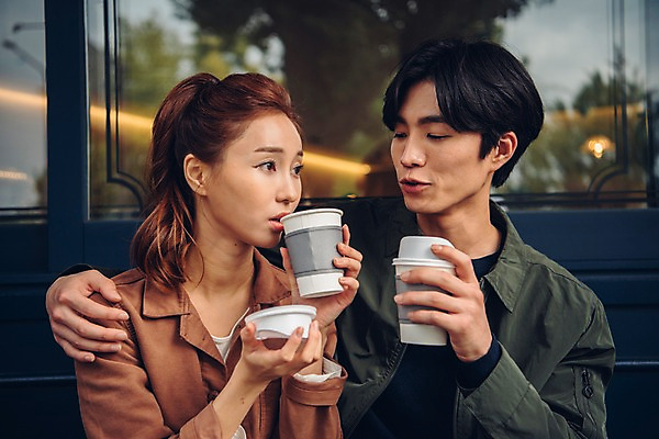포토 JPG 주간 커플 여자 남자 커피 커플라이프 데이트 들기 앉기 상반신 20대 성인 야외 두명 앞모습 한국인 마시기 테이크아웃컵 성인만 국내포토 자연요소 라이프스타일 음료 뷰포인트 관계 모션 사람 동양인 청년 컵 파일형식