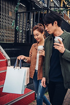 포토 JPG 주간 커플 여자 남자 커피 커플라이프 데이트 웃음 상반신 20대 성인 야외 두명 앞모습 쇼핑 쇼핑백 걷기 한국인 성인만 국내포토 자연요소 라이프스타일 음료 뷰포인트 가방 관계 모션 표정 사람 동양인 청년 파일형식 잡화 인종 생활