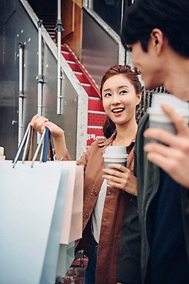 포토 JPG 주간 커플 여자 남자 커피 커플라이프 데이트 서기 웃음 상반신 20대 성인 야외 두명 앞모습 아웃포커스 쇼핑 쇼핑백 한국인 성인만 국내포토 자연요소 라이프스타일 음료 뷰포인트 가방 관계 모션 촬영기법 표정 사람 동양인 청년 파일형식 잡화 인종 생활