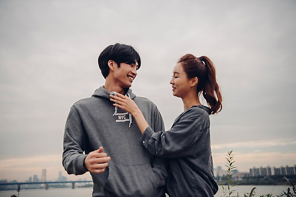 포토 JPG 주간 구름 커플 여자 남자 커플라이프 데이트 하늘 웃음 상반신 20대 성인 야외 두명 앞모습 옆모습 마주보기 한국인 한강 성인만 국내포토 자연요소 라이프스타일 뷰포인트 관계 모션 서울 표정 사람 동양인 청년 랜드마크 파일형식