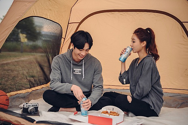 포토 JPG 주간 전신 커플 공원 여자 남자 음식 커플라이프 농구공 텐트 웃음 앉기 20대 성인 야외 두명 앞모습 옆모습 카메라 치킨 한국인 마시기 캔맥주 성인만 치맥 국내포토 자연요소 라이프스타일 공공시설 뷰포인트 공 관계 모션 맥주 농구 표정 캠핑도구 사람 동양인 청년 전자제품 캔 닭고기요리 파일형식