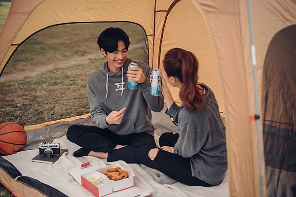 포토 JPG 주간 전신 커플 공원 여자 남자 음식 커플라이프 농구공 텐트 웃음 앉기 20대 성인 야외 두명 앞모습 옆모습 카메라 치킨 한국인 캔맥주 성인만 치맥 국내포토 자연요소 라이프스타일 공공시설 뷰포인트 공 관계 모션 맥주 농구 표정 캠핑도구 사람 동양인 청년 전자제품 캔 닭고기요리 파일형식