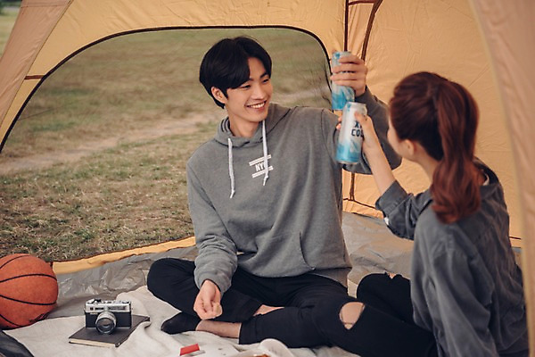 포토 JPG 주간 전신 커플 공원 여자 남자 음식 커플라이프 농구공 텐트 웃음 앉기 20대 성인 야외 두명 앞모습 옆모습 아웃포커스 카메라 한국인 건배 캔맥주 성인만 국내포토 자연요소 라이프스타일 공공시설 뷰포인트 공 관계 모션 맥주 농구 촬영기법 표정 캠핑도구 사람 동양인 청년 전자제품 캔 파일형식