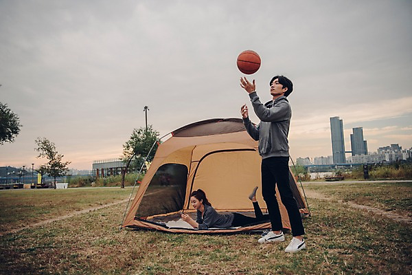 포토 JPG 주간 전신 커플 공원 여자 남자 엎드리기 커플라이프 농구공 텐트 서기 20대 성인 야외 두명 옆모습 한국인 성인만 국내포토 자연요소 라이프스타일 공공시설 뷰포인트 공 관계 모션 농구 캠핑도구 사람 동양인 청년 파일형식