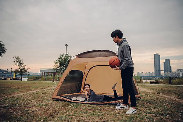 포토 JPG 주간 전신 커플 공원 여자 남자 엎드리기 커플라이프 농구공 텐트 서기 20대 성인 야외 두명 옆모습 한국인 성인만 국내포토 자연요소 라이프스타일 공공시설 뷰포인트 공 관계 모션 농구 캠핑도구 사람 동양인 청년 파일형식