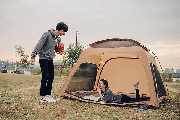 포토 JPG 주간 전신 커플 공원 여자 남자 엎드리기 커플라이프 농구공 텐트 서기 20대 성인 야외 두명 옆모습 한국인 성인만 국내포토 자연요소 라이프스타일 공공시설 뷰포인트 공 관계 모션 농구 캠핑도구 사람 동양인 청년 파일형식