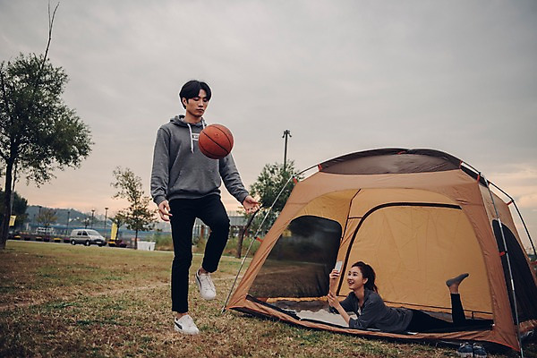 포토 JPG 주간 전신 커플 공원 여자 남자 엎드리기 커플라이프 농구공 텐트 서기 20대 성인 야외 두명 앞모습 스마트폰 사진촬영 한국인 성인만 국내포토 자연요소 라이프스타일 공공시설 뷰포인트 공 관계 모션 농구 캠핑도구 사람 동양인 청년 핸드폰 스마트기기 촬영 파일형식