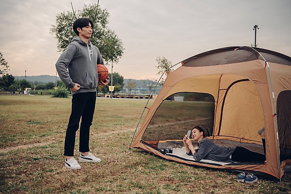 포토 JPG 주간 전신 커플 공원 여자 남자 엎드리기 커플라이프 농구공 텐트 서기 20대 성인 야외 두명 옆모습 스마트폰 사진촬영 한국인 성인만 국내포토 자연요소 라이프스타일 공공시설 뷰포인트 공 관계 모션 농구 캠핑도구 사람 동양인 청년 핸드폰 스마트기기 촬영 파일형식