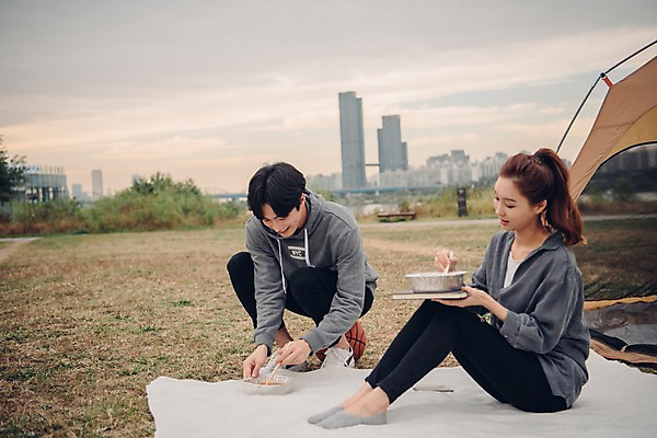 포토 JPG 주간 전신 커플 공원 여자 남자 음식 커플라이프 농구공 텐트 앉기 20대 성인 야외 두명 앞모습 옆모습 한국인 라면 성인만 국내포토 자연요소 라이프스타일 공공시설 뷰포인트 공 관계 모션 농구 캠핑도구 사람 동양인 청년 면류 파일형식