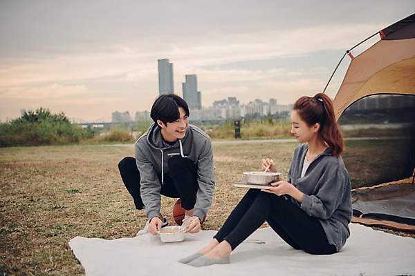 포토 JPG 주간 전신 커플 공원 여자 남자 음식 커플라이프 농구공 텐트 웃음 앉기 20대 성인 야외 두명 앞모습 옆모습 한국인 라면 성인만 국내포토 자연요소 라이프스타일 공공시설 뷰포인트 공 관계 모션 농구 표정 캠핑도구 사람 동양인 청년 면류 파일형식