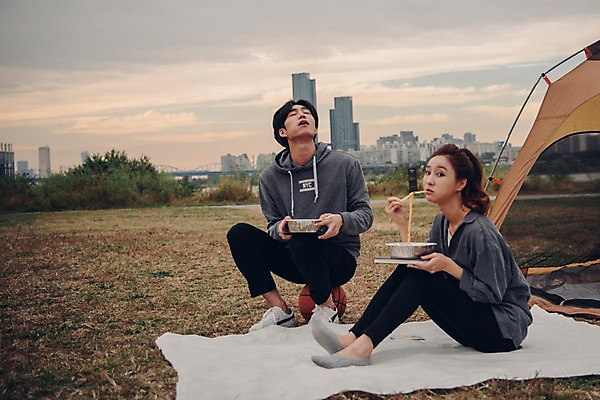 포토 JPG 주간 전신 커플 공원 여자 남자 음식 커플라이프 농구공 텐트 앉기 20대 성인 야외 두명 앞모습 옆모습 한국인 라면 먹기 성인만 국내포토 자연요소 라이프스타일 공공시설 뷰포인트 공 관계 모션 농구 캠핑도구 사람 동양인 청년 면류 파일형식