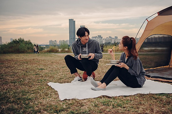 포토 JPG 주간 전신 커플 공원 여자 남자 음식 커플라이프 농구공 텐트 웃음 앉기 여러명 20대 성인 야외 앞모습 옆모습 한국인 라면 먹기 성인만 국내포토 자연요소 라이프스타일 공공시설 뷰포인트 다수 공 관계 모션 농구 표정 캠핑도구 사람 동양인 청년 면류 파일형식