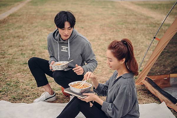 포토 JPG 주간 전신 커플 공원 여자 남자 음식 커플라이프 농구공 텐트 앉기 상반신 20대 성인 야외 두명 앞모습 옆모습 아웃포커스 한국인 라면 성인만 국내포토 자연요소 라이프스타일 공공시설 뷰포인트 공 관계 모션 농구 촬영기법 캠핑도구 사람 동양인 청년 면류 파일형식