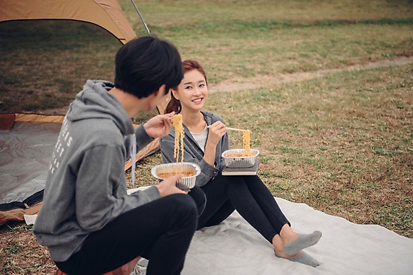 포토 JPG 주간 전신 커플 공원 여자 남자 음식 커플라이프 농구공 텐트 웃음 앉기 상반신 20대 성인 야외 두명 옆모습 아웃포커스 한국인 라면 성인만 국내포토 자연요소 라이프스타일 공공시설 뷰포인트 공 관계 모션 농구 촬영기법 표정 캠핑도구 사람 동양인 청년 면류 파일형식