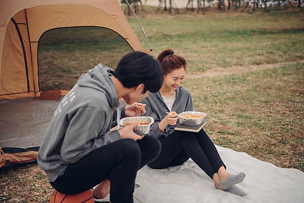 포토 JPG 주간 전신 커플 공원 여자 남자 음식 커플라이프 농구공 텐트 웃음 앉기 20대 성인 야외 두명 옆모습 아웃포커스 한국인 라면 먹기 성인만 국내포토 자연요소 라이프스타일 공공시설 뷰포인트 공 관계 모션 농구 촬영기법 표정 캠핑도구 사람 동양인 청년 면류 파일형식