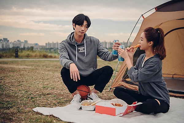 포토 JPG 주간 전신 커플 공원 여자 남자 음식 커플라이프 농구공 텐트 앉기 20대 성인 야외 두명 앞모습 옆모습 아웃포커스 치킨 한국인 먹기 캔맥주 성인만 치맥 국내포토 자연요소 라이프스타일 공공시설 뷰포인트 공 관계 모션 맥주 농구 촬영기법 캠핑도구 사람 동양인 청년 캔 닭고기요리 파일형식