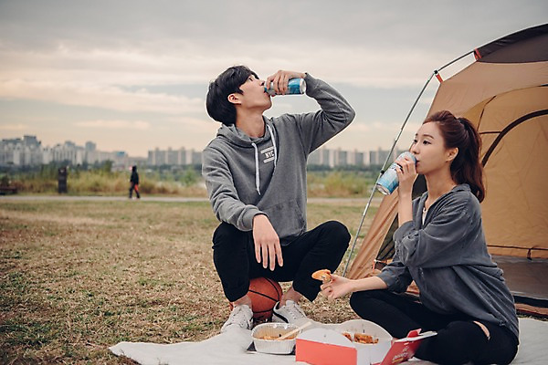 포토 JPG 주간 전신 커플 공원 여자 남자 음식 커플라이프 농구공 텐트 앉기 20대 성인 야외 두명 아웃포커스 치킨 한국인 마시기 캔맥주 성인만 치맥 국내포토 자연요소 라이프스타일 공공시설 공 관계 모션 맥주 농구 촬영기법 캠핑도구 사람 동양인 청년 캔 닭고기요리 파일형식