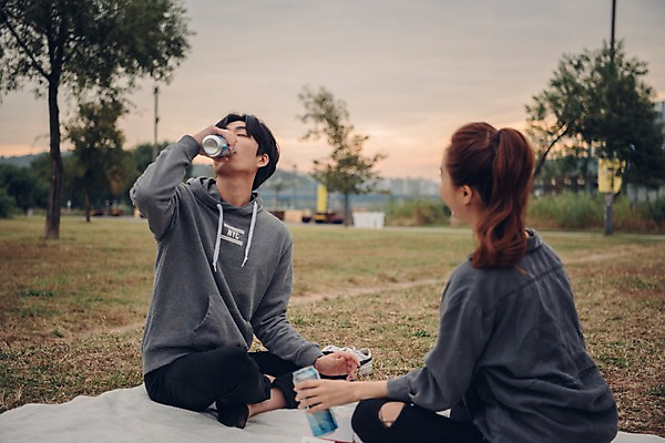 포토 JPG 주간 전신 커플 공원 여자 남자 음식 커플라이프 텐트 앉기 상반신 20대 성인 야외 두명 앞모습 뒷모습 아웃포커스 한국인 마시기 캔맥주 성인만 국내포토 자연요소 라이프스타일 공공시설 뷰포인트 관계 모션 맥주 촬영기법 캠핑도구 사람 동양인 청년 캔 파일형식