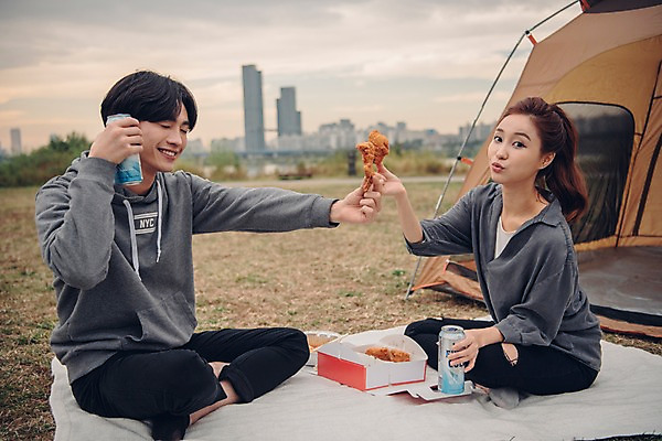 포토 JPG 주간 전신 커플 공원 여자 남자 음식 커플라이프 텐트 웃음 앉기 20대 성인 야외 두명 아웃포커스 눈감음 치킨 한국인 캔맥주 성인만 치맥 국내포토 자연요소 라이프스타일 공공시설 관계 모션 맥주 촬영기법 표정 캠핑도구 사람 동양인 청년 캔 닭고기요리 파일형식