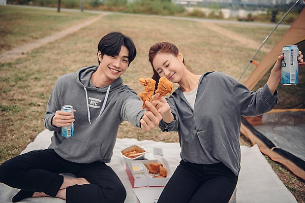 포토 JPG 주간 전신 커플 공원 여자 남자 음식 커플라이프 텐트 웃음 앉기 상반신 20대 성인 야외 두명 앞모습 아웃포커스 치킨 한국인 캔맥주 성인만 치맥 국내포토 자연요소 라이프스타일 공공시설 뷰포인트 관계 모션 맥주 촬영기법 표정 캠핑도구 사람 동양인 청년 캔 닭고기요리 파일형식