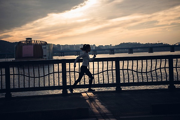포토 JPG 주간 전신 여자 난간 한명 20대 성인 야외 옆모습 운동복 달리기 조깅 운동 노을 한국인 한강 성인여자한명만 국내포토 자연요소 1 옷 뷰포인트 모션 서울 건강 사람 동양인 청년 랜드마크 여자한명만 성인여자만 파일형식
