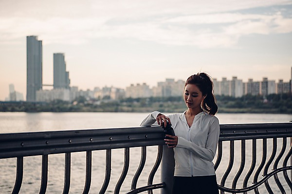 포토 JPG 주간 여자 난간 한명 서기 빌딩 상반신 20대 성인 야외 앞모습 아웃포커스 운동복 조깅 운동 한국인 물병 한강 성인여자한명만 국내포토 자연요소 1 옷 뷰포인트 모션 서울 촬영기법 건강 사람 동양인 청년 건물 물통 랜드마크 여자한명만 성인여자만 파일형식
