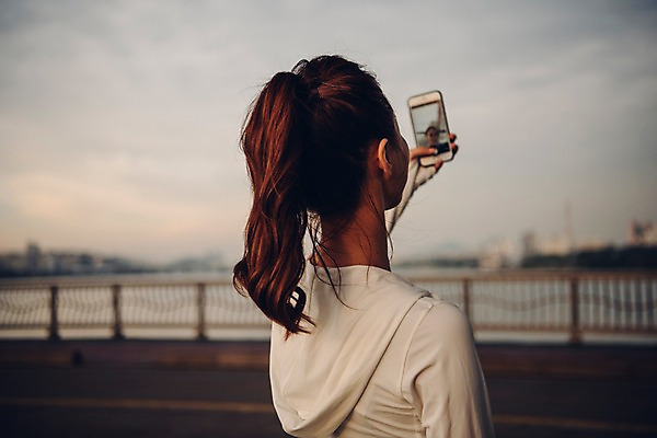 포토 JPG 주간 여자 난간 한명 서기 상반신 20대 성인 야외 뒷모습 아웃포커스 스마트폰 운동복 운동 한국인 셀프카메라 한강 성인여자한명만 국내포토 자연요소 1 옷 뷰포인트 모션 서울 촬영기법 건강 사람 동양인 청년 핸드폰 스마트기기 사진촬영 랜드마크 여자한명만 성인여자만 파일형식