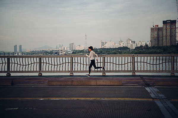 포토 JPG 주간 전신 구름 여자 난간 하늘 한명 빌딩 20대 성인 야외 옆모습 운동복 달리기 조깅 운동 한국인 한강 성인여자한명만 국내포토 자연요소 1 옷 뷰포인트 모션 서울 건강 사람 동양인 청년 건물 랜드마크 여자한명만 성인여자만 파일형식
